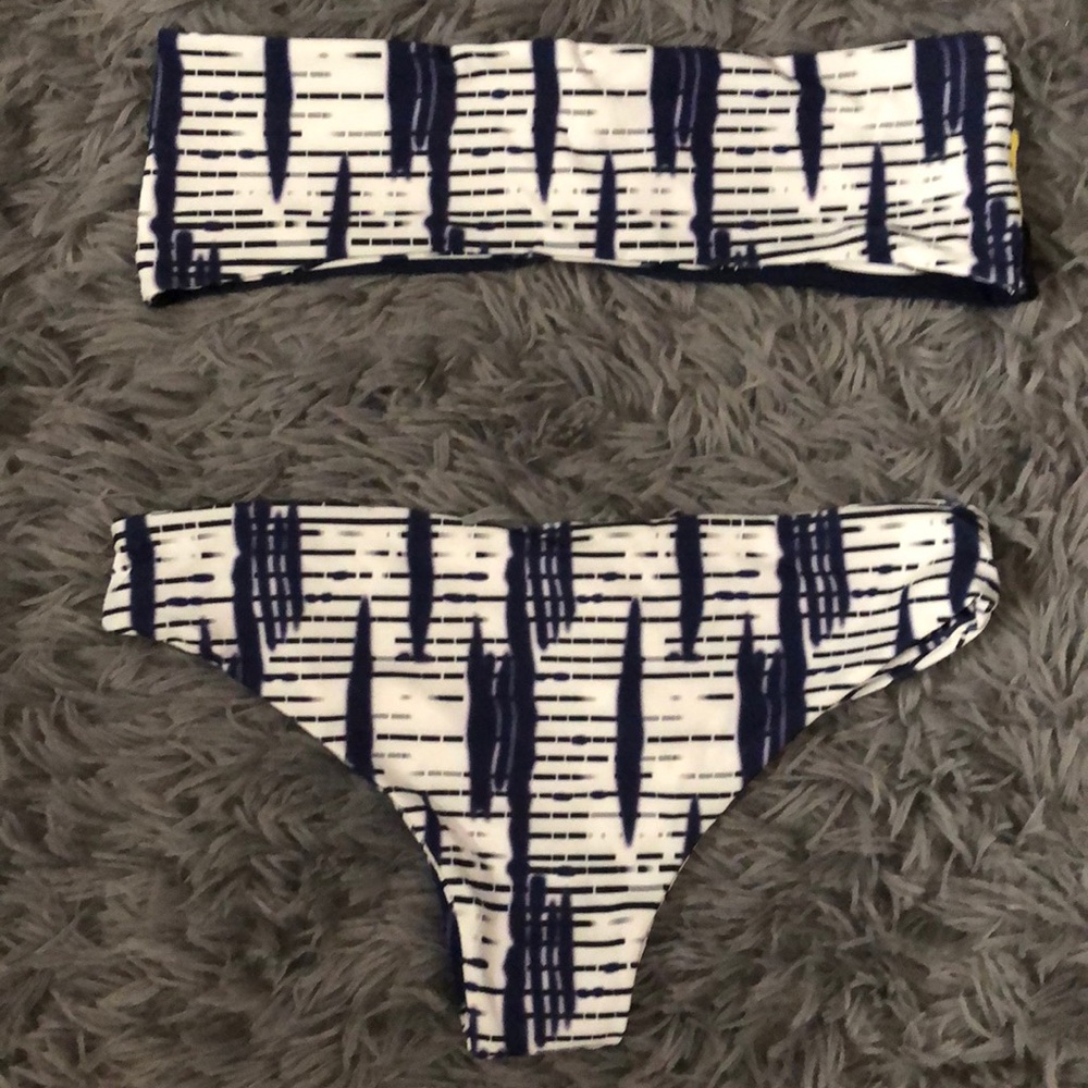 Bikini - Picture 2 of 3